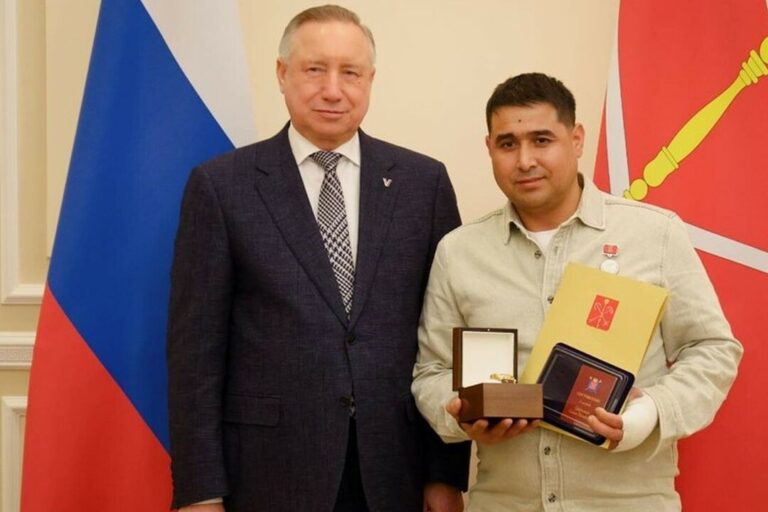 Дворника-мигранта наградили за спасение ребёнка, выпавшего из окна высотки в Петербурге