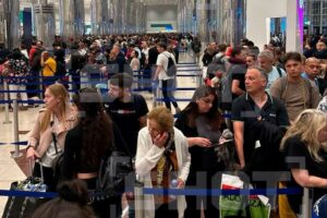 Десятки тысяч российских туристов не могут вернуться домой из-за войны на Ближнем Востоке