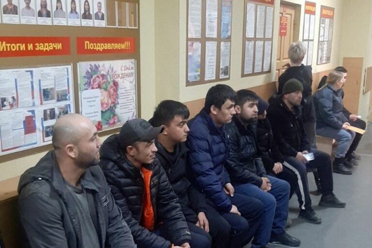 «Спрятались среди овощей»: силовики нагрянули на крупнейший мигрантский рынок в Сибири