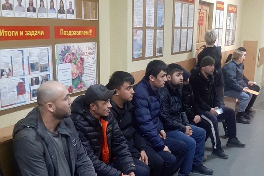 «Спрятались среди овощей»: силовики нагрянули на крупнейший мигрантский рынок в Сибири