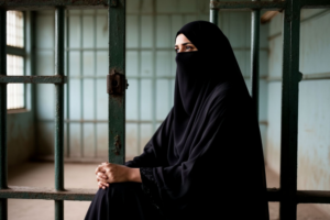 «Здесь можно ходить в никабе»: блогершу, продвигавшую ислам в России, арестовали в Москве