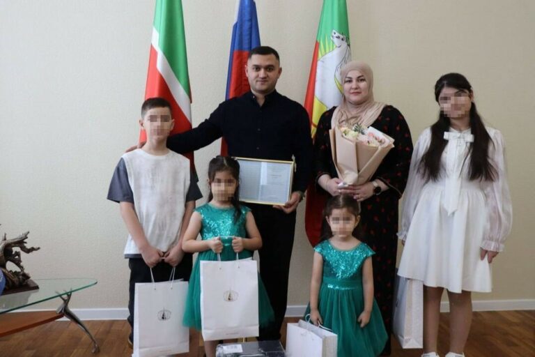 «Важно иметь свой уголок»: семье мигрантов из Таджикистана вручили жилищный сертификат чиновники из Татарстана