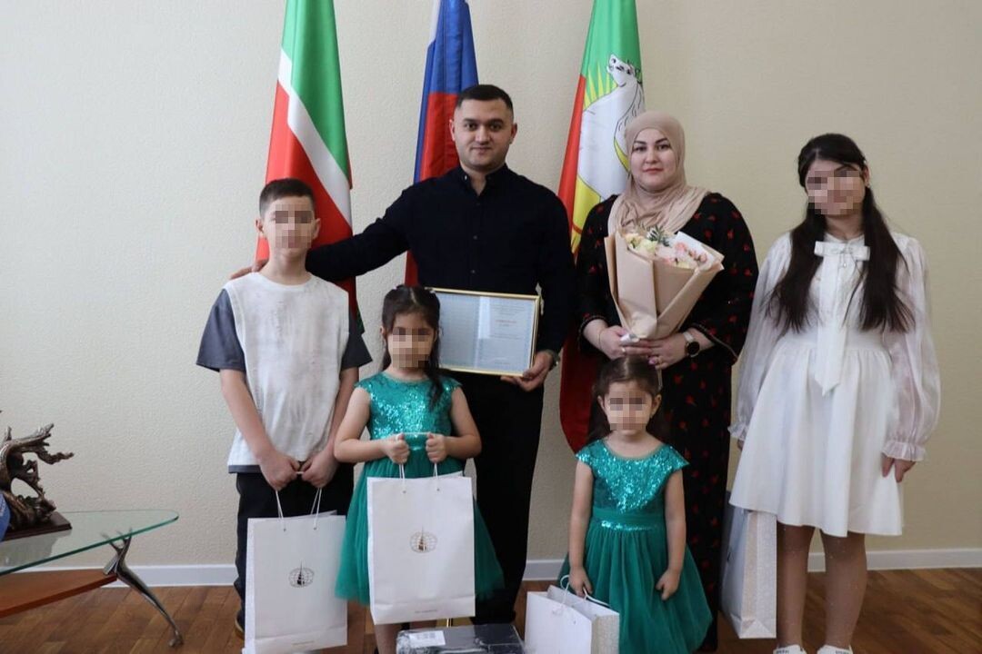 «Важно иметь свой уголок»: семье мигрантов из Таджикистана вручили жилищный сертификат чиновники из Татарстана