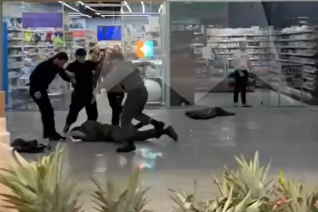 «Вы что творите!»: банда бородачей зверски избила охранников столичного ТЦ