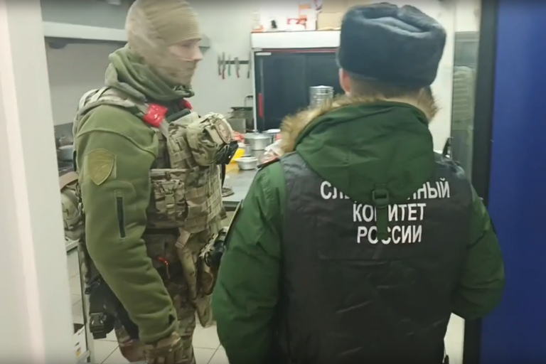 «Забросали мантами и помидорами»: мигранты враждебно встретили силовиков в одном из кафе Новосибирска