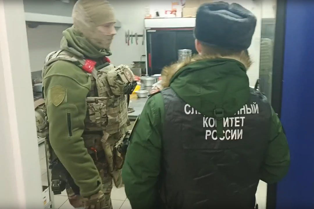 «Забросали мантами и помидорами»: мигранты враждебно встретили силовиков в одном из кафе Новосибирска