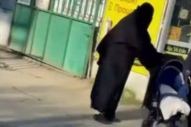 Заморила голодом?: женщина в никабе возила по Дербенту коляску с мёртвым ребёнком