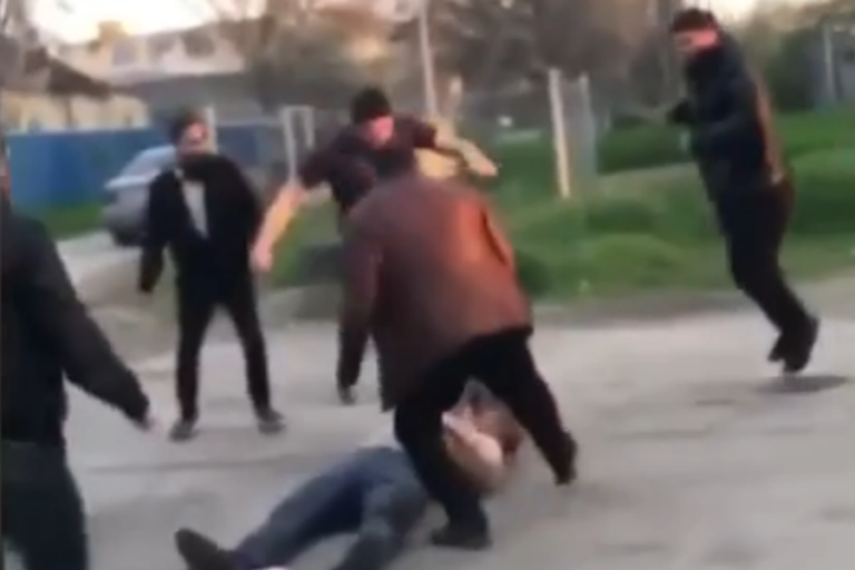 «Посчитали себя хозяевами жизни»: толпа цыган избила участника СВО на глазах у его маленького сына