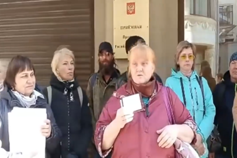 «Нас оставили бомжами»: российские фермеры собрались у администрации Путина и умоляют остановить забой скота