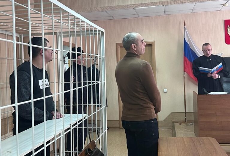 «Плати или сядешь»: экс-полицейского осудили за вымогательство денег у мигранта