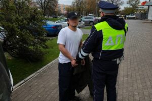 Мигрант без прав за рулём каршеринга снёс троих человек, скрываясь от полиции в Москве