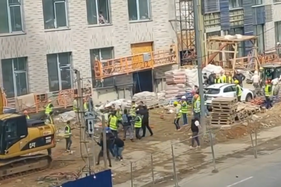 «В ход шли каски и железные пруты»: мигранты устроили массовую драку на стройке в Москве