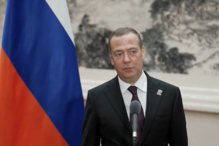 «Два безмозглых русофоба»: Медведев высмеял Зеленского и Пашиняна за диалог на кривом английском