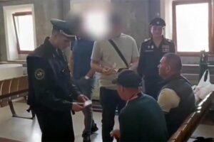 «Спросонок пытались сбежать»: силовики разбудили десятки мигрантов, уснувших на ж/д вокзале в Новосибирске
