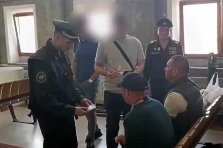 «Спросонок пытались сбежать»: силовики разбудили десятки мигрантов, уснувших на ж/д вокзале в Новосибирске