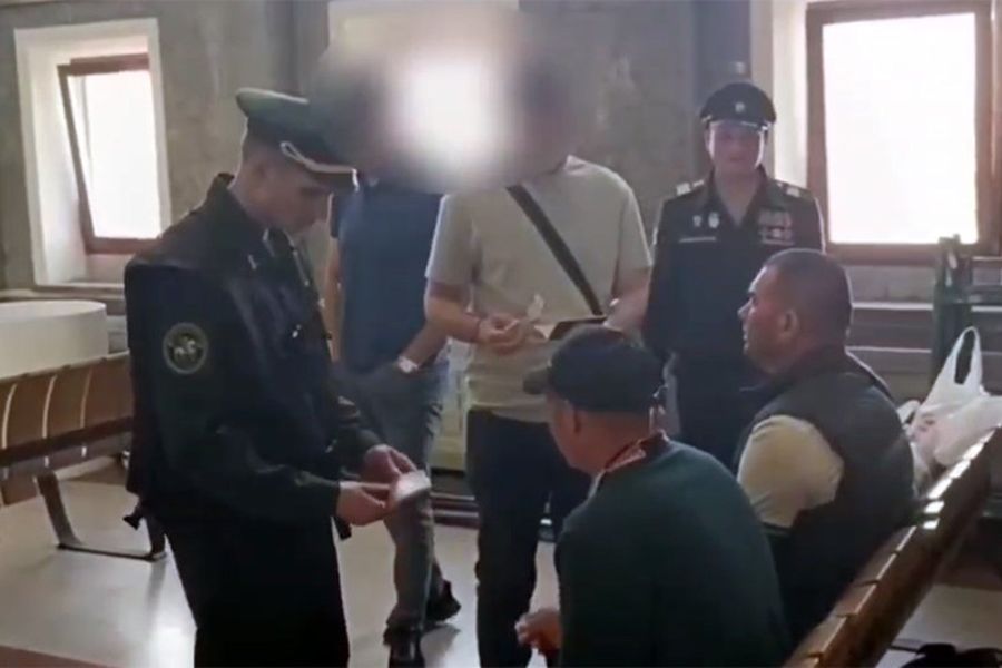 «Спросонок пытались сбежать»: силовики разбудили десятки мигрантов, уснувших на ж/д вокзале в Новосибирске