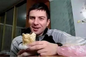 «Заразил 19 человек»: мигранту, харкавшему покупателям в шаурму, подмосковный суд сохранил лицензию на торговлю