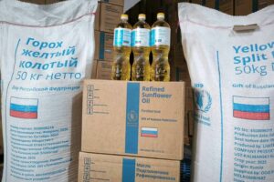 Официальная церемония передачи новой партии продуктов питания для таджикских школьников, которая организована в рамках поставок Всемирной продовольственной программы (ВПП) ООН, финансируемых правительством России, прошла в поселке Навобод недалеко от Душанбе.

Так, было передано 121,4 тонны растительного масла и 135 тонн желтого колотого гороха. Кроме того, ещё 128,2 тонны таких же продуктов выгружены на склад в Худжандк, их распределят по образовательным учреждениям Согда.

По словам странового директора ВПП ООН в Таджикистане Симона Холлемы, поставки поступили на склад в Душанбе и будут направлены в школы Хатлонской области, Горного Бадахшана и районов республиканского подчинения.

Также в августе в школы ожидается поступление дополнительных партий продовольствия, включая обогащённую муку.
