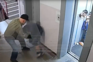 В Приморье незнакомец жестоко избил подростка из-за «неправильного» входа в лифт