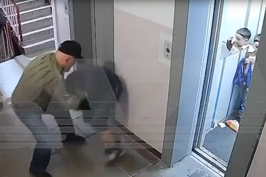 В Приморье незнакомец жестоко избил подростка из-за «неправильного» входа в лифт