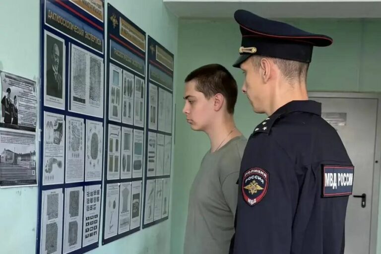 «Едва сдержался, чтобы не стукнуть его мордой об стол»: Адольфа Гитлера задержали за реабилитацию нацизма в Нижнем Тагиле