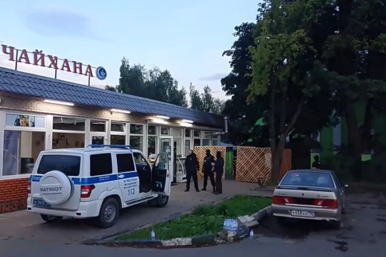 Очередной плевок в православных: этническую забегаловку поставили прямо у Троицкого храма в Подмосковье