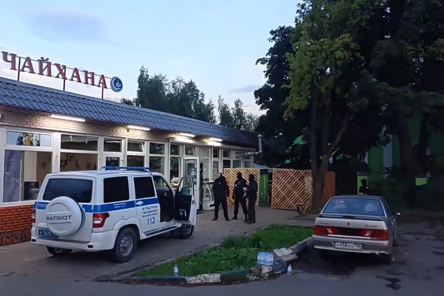 Очередной плевок в православных: этническую забегаловку поставили прямо у Троицкого храма в Подмосковье
