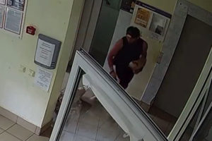 Бородатый курьер избил 72-летнюю консьержку, которая не пустила его в несуществующую квартиру в краснодарском ЖК