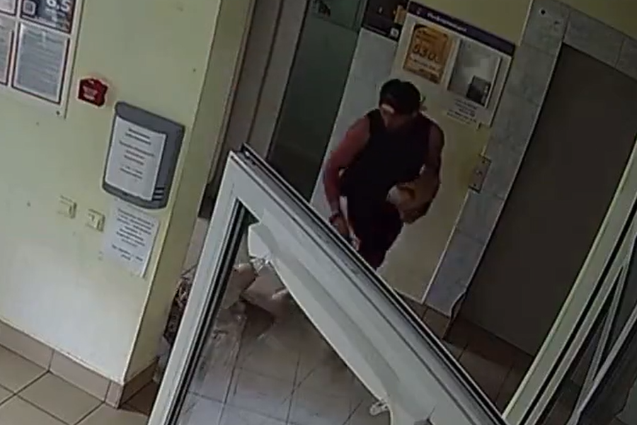 Бородатый курьер избил 72-летнюю консьержку, которая не пустила его в несуществующую квартиру в краснодарском ЖК