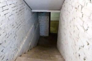 Сибирские города оснащают укрытия от беспилотных атак водой и скамьями