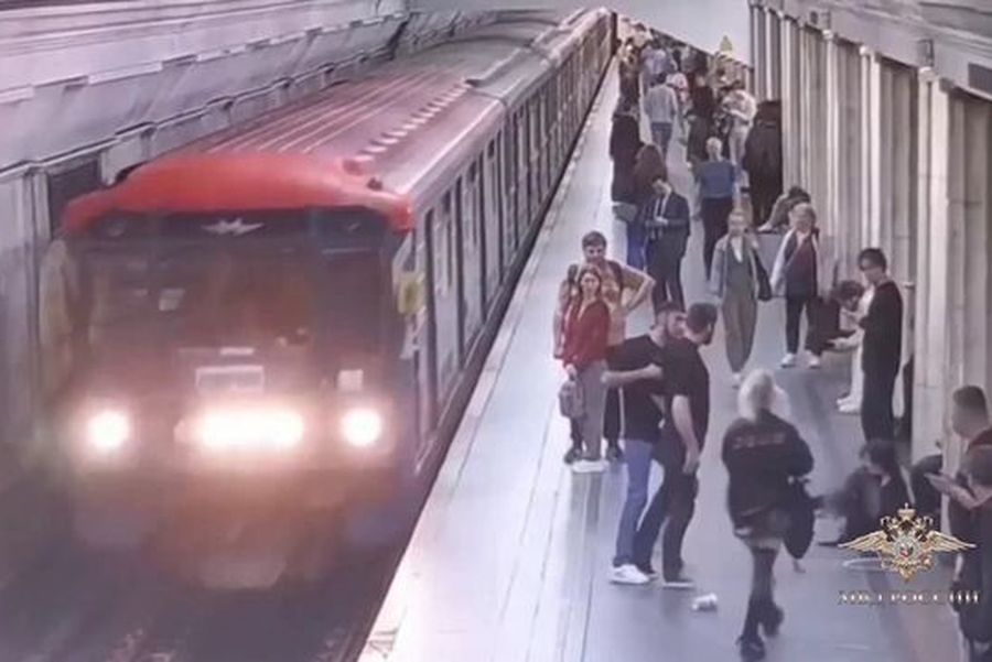 «У неё были чёрные глаза»: в московском метро приезжий напал на девушку из-за цвета её линз