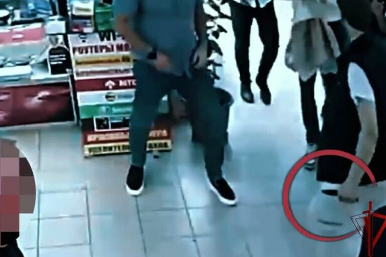Мигрант с ножом напал на сотрудника торгового центра в Москве