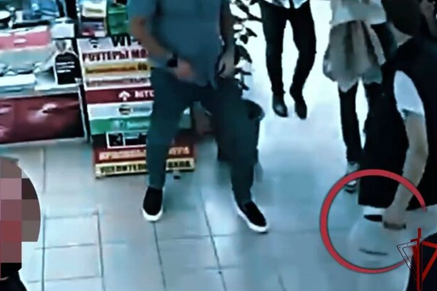 Мигрант с ножом напал на сотрудника торгового центра в Москве