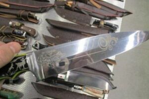 Более сотни ножей нелегально пытались провезти пассажиры из Узбекистана через аэропорт Екатеринбурга