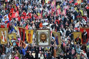 Число участников Крестного хода, по словам очевидцев, в разы превышает официальные цифры МВД