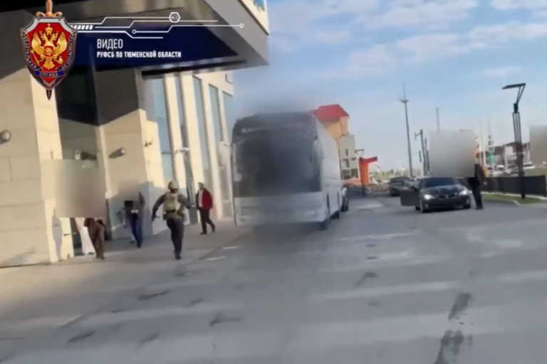 Радикального исламиста задержали за трансляцию на экранах в автобусе террористических материалов