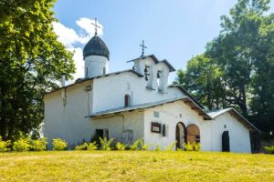 «Сейчас проверим»: туристы устроили намаз в православном храме Пскова ради «эксперимента»