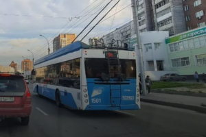 В Новосибирске компания мужчин избила девушку из-за места в троллейбусе
